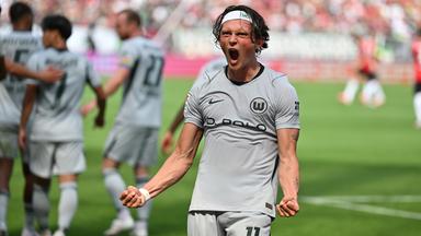 Der Wolfsburger Fabian Reese feiert sein goldenes Tor in Hannover.
