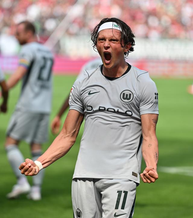 Der Wolfsburger Flügelstürmer Fabian Reese feiert sein Tor zum 1:0 in der Zweitligapartie gegen Hannover 96