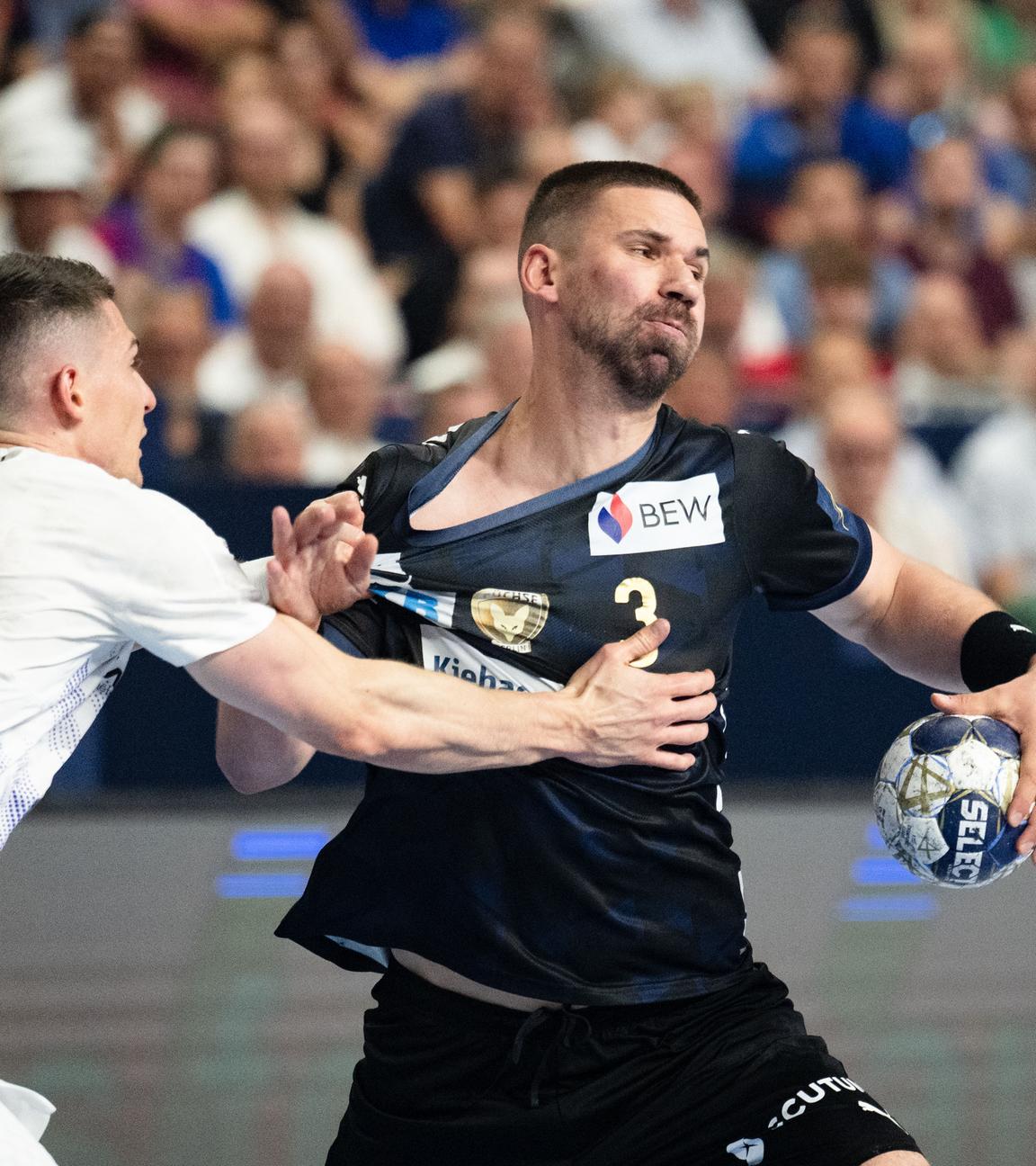Nantes Aymeric Minne (l) versucht Berlins Fabian Wiede den Ball abzunehmen.