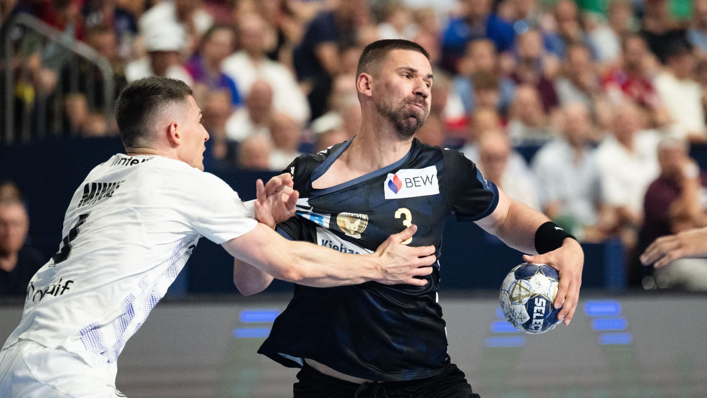 Nantes Aymeric Minne (l) versucht Berlins Fabian Wiede den Ball abzunehmen.