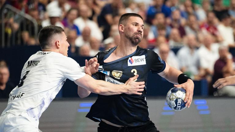 Nantes Aymeric Minne (l) versucht Berlins Fabian Wiede den Ball abzunehmen.