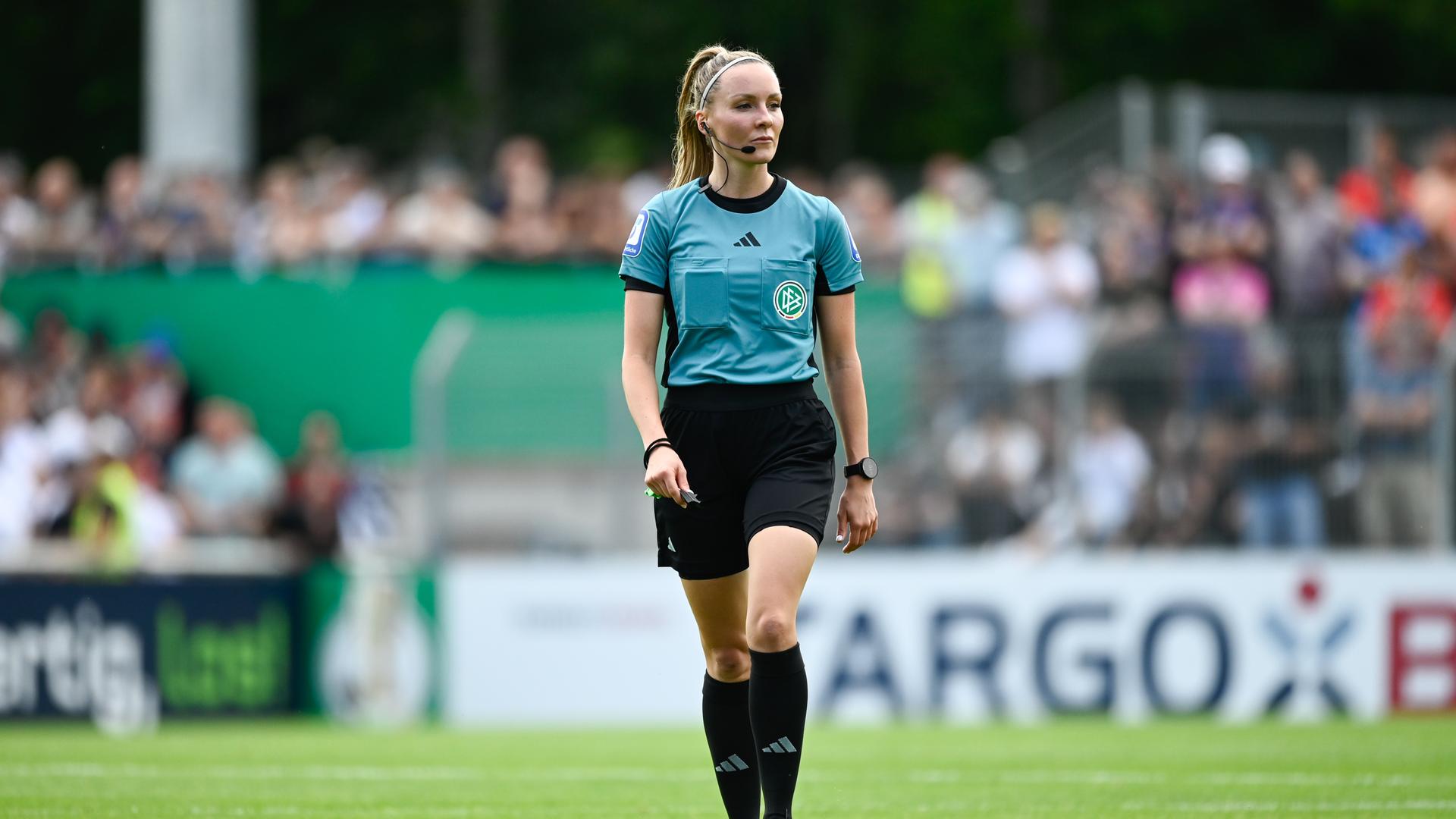 Schiedsrichterin Fabienne Michel in Aktion