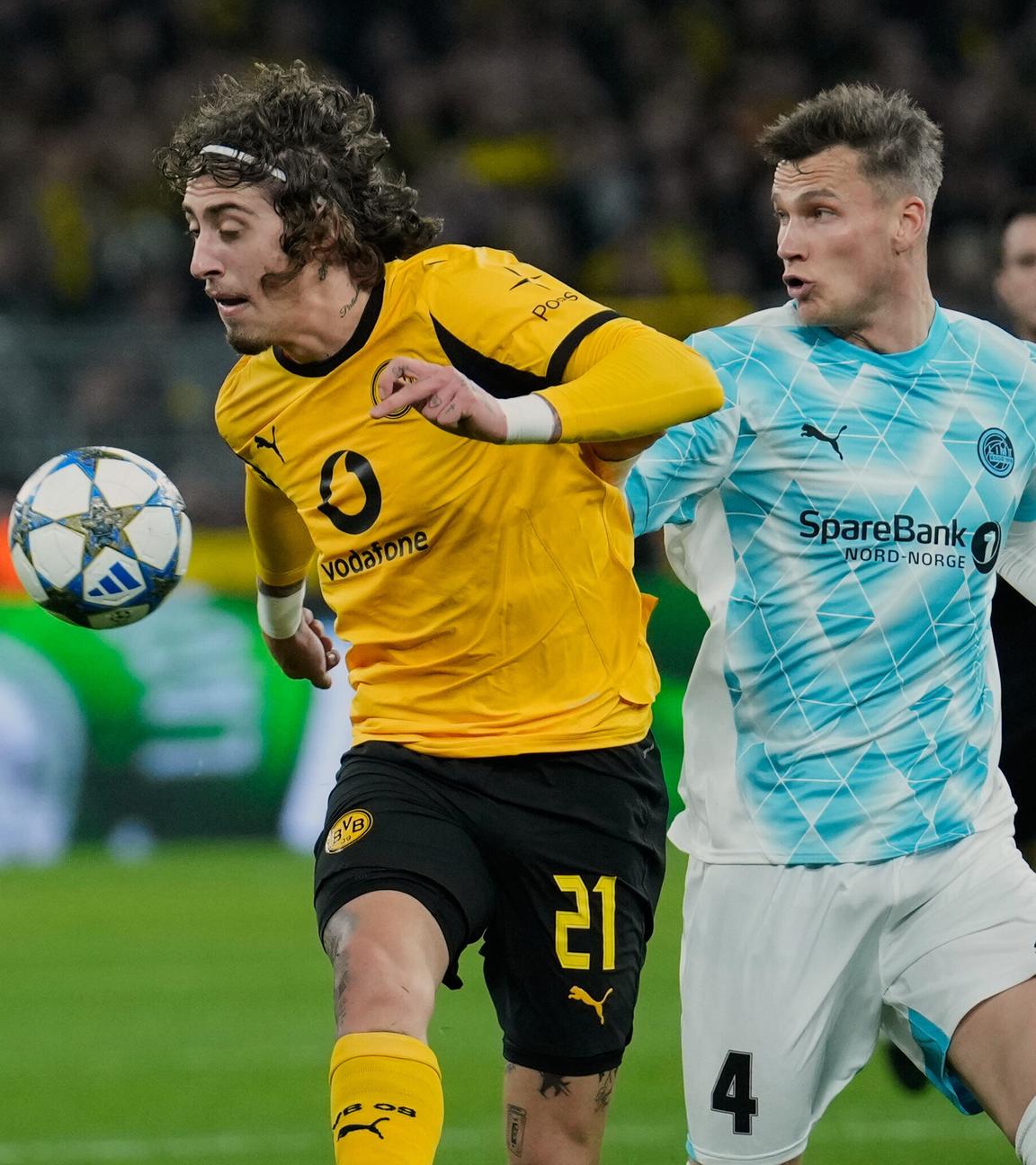 Dortmunds Fabio Silva wird im Zweikampf von Glimts Odin Bjortuft bedrängt, kann den Ball aber zunächst behaupten.