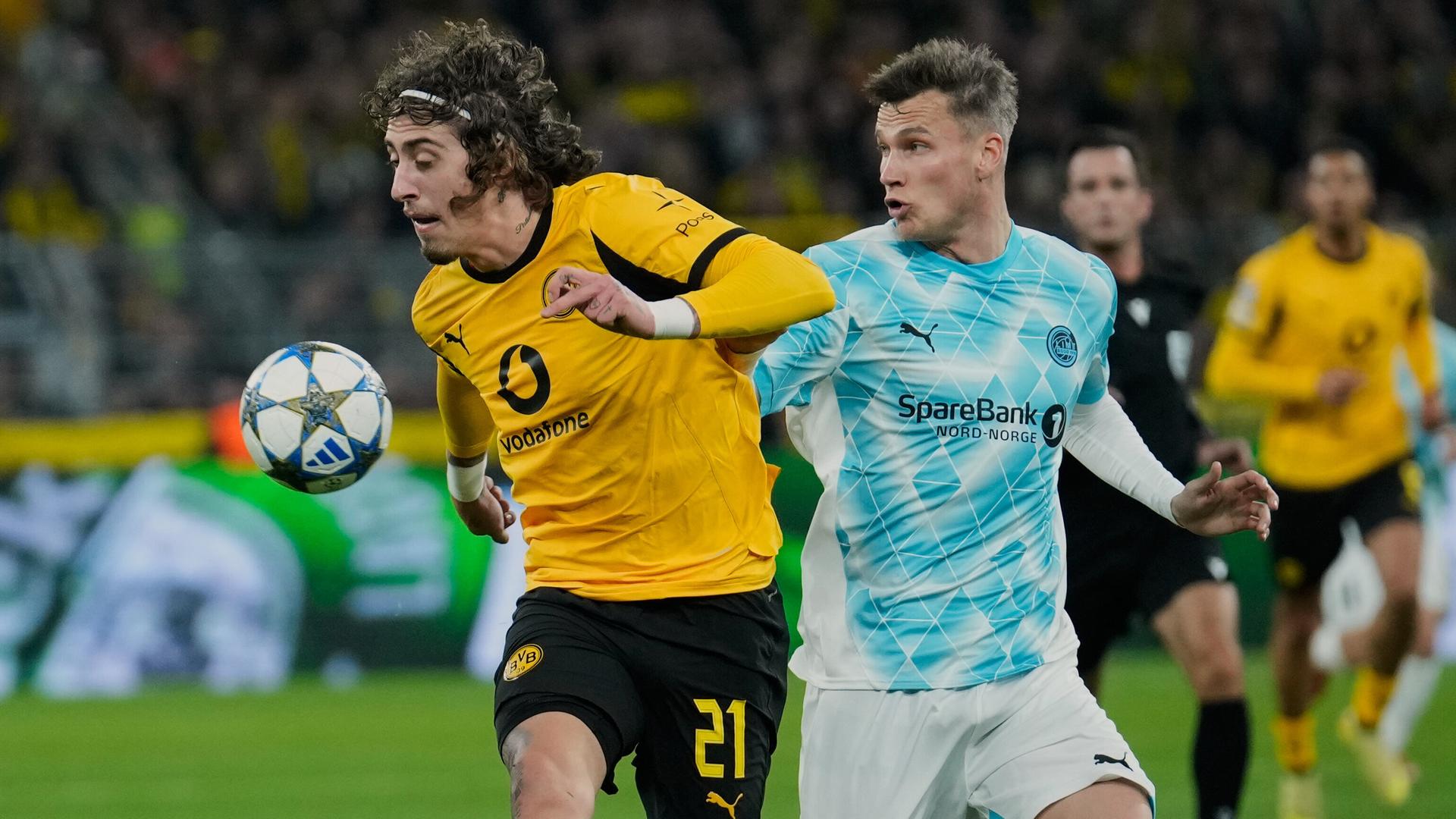 Dortmunds Fabio Silva wird im Zweikampf von Glimts Odin Bjortuft bedrängt, kann den Ball aber zunächst behaupten.