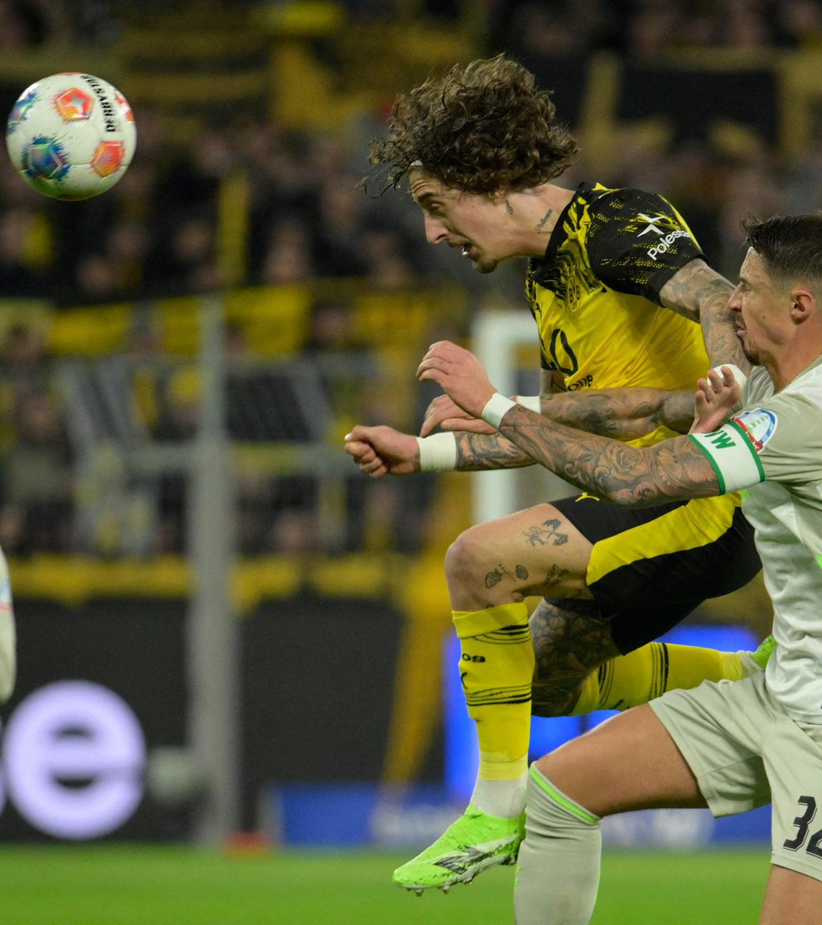 Fabio Silva und Marco Friedl kämpfen um den Ball am 13.01.2026 in Dortmund. 