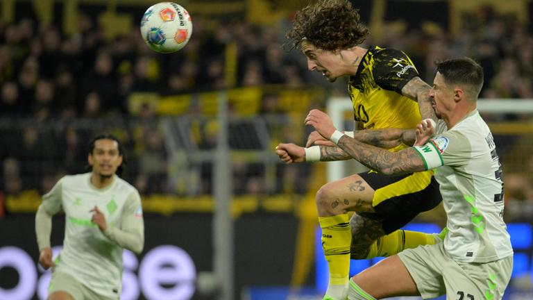 Fabio Silva und Marco Friedl kämpfen um den Ball am 13.01.2026 in Dortmund. 