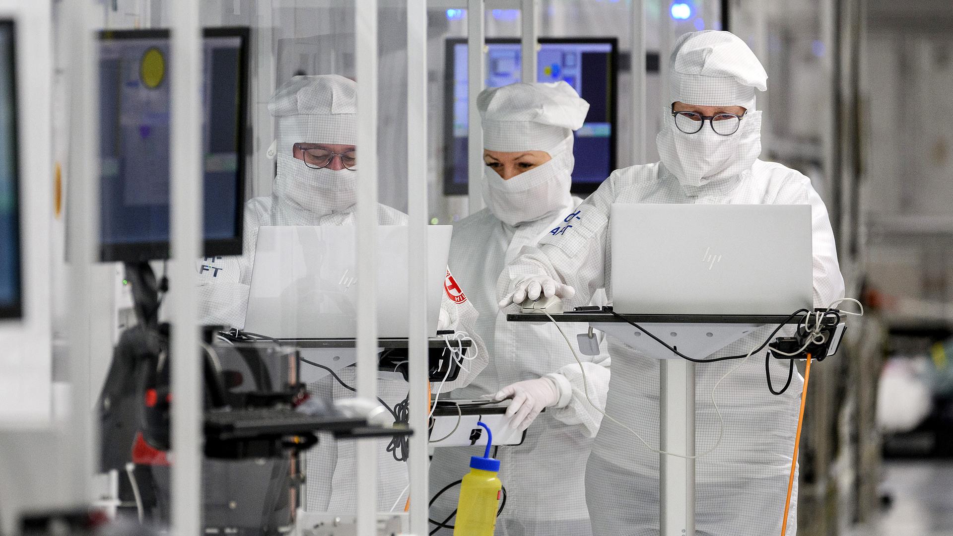 Mitarbeiter des Chipkonzerns Infineon arbeiten im Reinraum der Chipfabrik (26.04.2023)