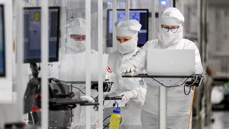 Mitarbeiter des Chipkonzerns Infineon arbeiten im Reinraum der Chipfabrik (26.04.2023)