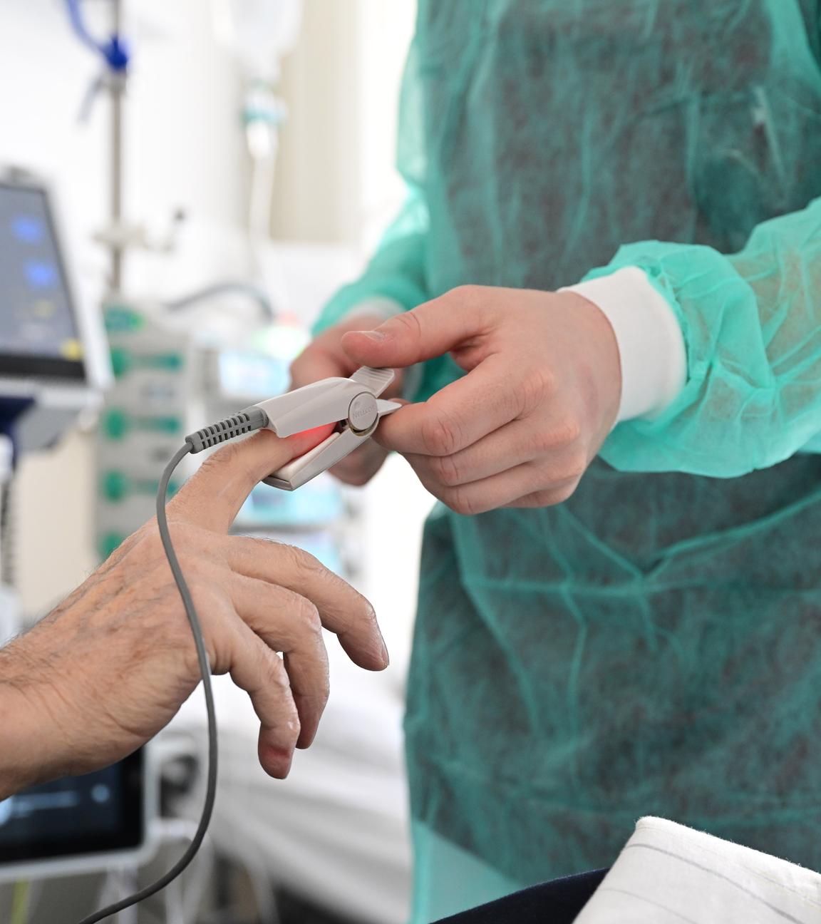 Pflegerin im Krankenhaus misst Sauerstoffsättigung des Bluts