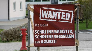 Mit einem Plakat werden in Görisried (Schwaben) Mitarbeiter für eine Schreinerei gesucht. Archivbild