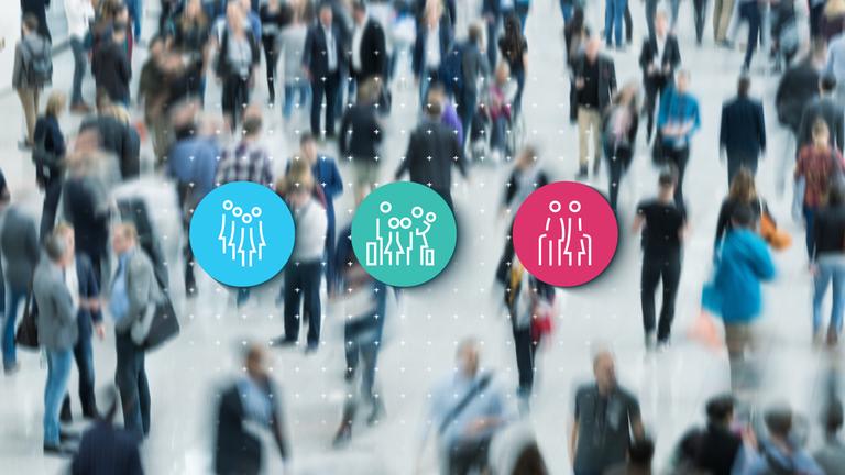 Im verschwommenen Hintergrund sind Menschen in einer Fußgängerzone zu sehen. Im Vordergrund sind drei runde Grafiken mit Symbolen, die Frauen, Zugewanderte und Ältere zeigen.