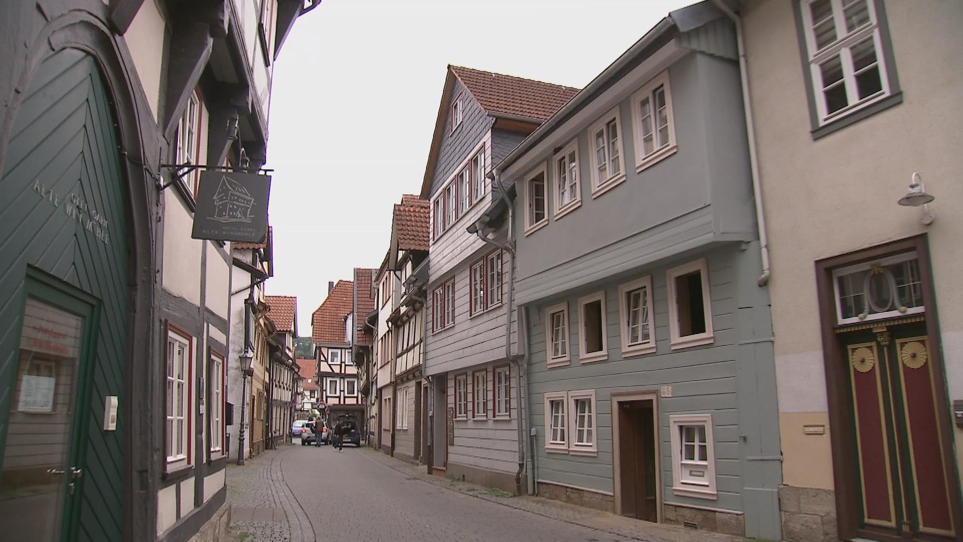 Auf dem Bild ist eine Straße mit Fachwerkhäusern zu sehen.
