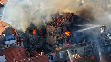 Die Feuerwehr bekämpft einen Brand in drei Fachwerkhäusern in Lauterbach.