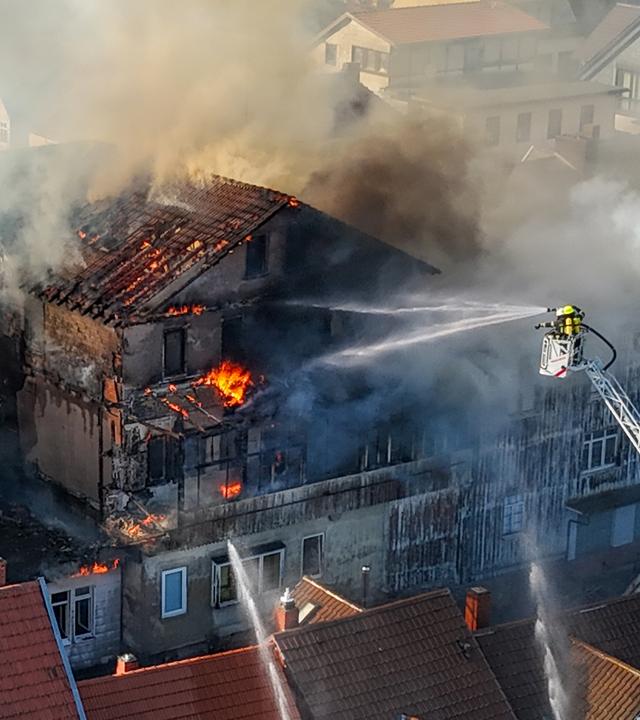 Die Feuerwehr bekämpft einen Brand in drei Fachwerkhäusern in Lauterbach.