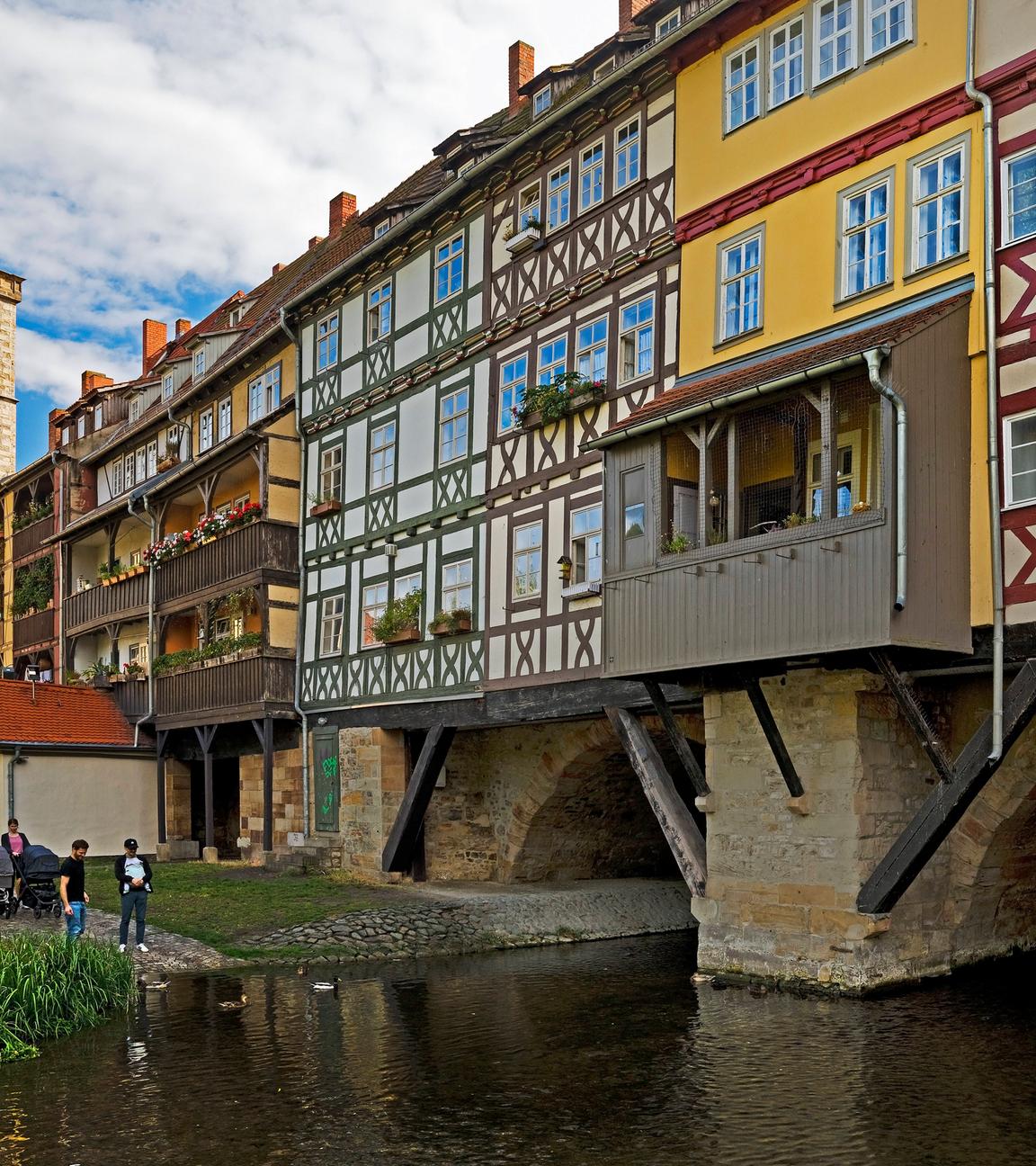  Fachwerkhaeuser der Kraemerbruecke mit dem Fluss Gera und der Aegidienkirche