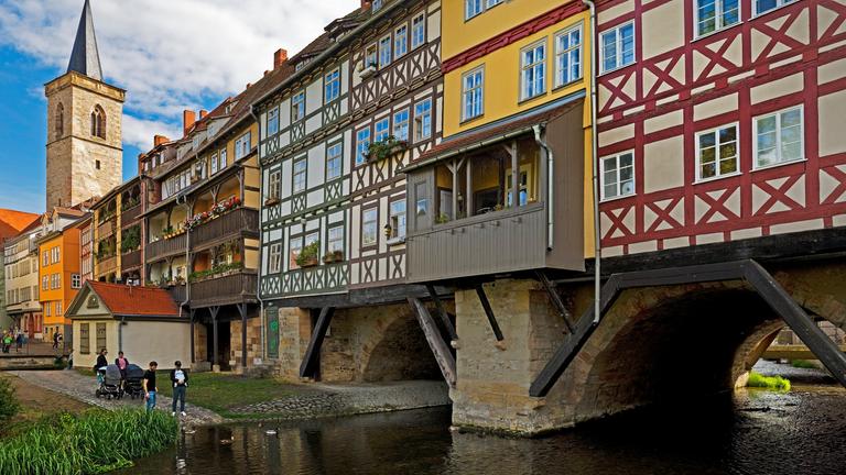  Fachwerkhaeuser der Kraemerbruecke mit dem Fluss Gera und der Aegidienkirche