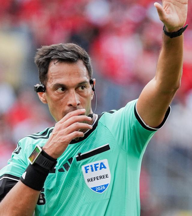Schiedsrichter Facundo Tello gestikuliert während des WM-Spiels zwischen Kanada und Bosnien und Herzegowina am 12.06.2026.