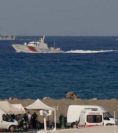 Zypern, Kyrenia: Schiffe fahren in der Nähe des Hafens von Kyrenia vorbei, während im türkisch besetzten Norden Zyperns ein Krankenwagen am Ufer geparkt ist.