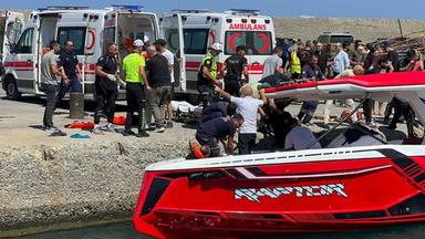 Rettungskräfte bringen Überlebende nach dem Kentern einer Fähre in den Hafen von Kyrenia.
