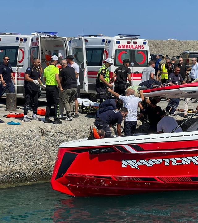 Rettungskräfte bringen Überlebende nach dem Kentern einer Fähre in den Hafen von Kyrenia.