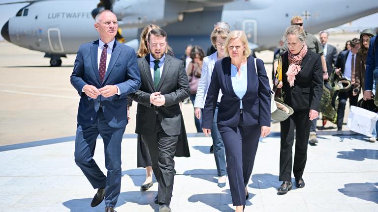 ancy Faeser (SPD,r), geschäftsführende Bundesministerin für Inneres und Heimat, und Gerhard Karner (ÖVP,l), Bundesminister für Inneres der Republik Österreich, werden auf dem Flughafen in Damaskus von Yasser Al-Jundi (M), stellvertretender Außenminister von Syrien, begrüßt. 