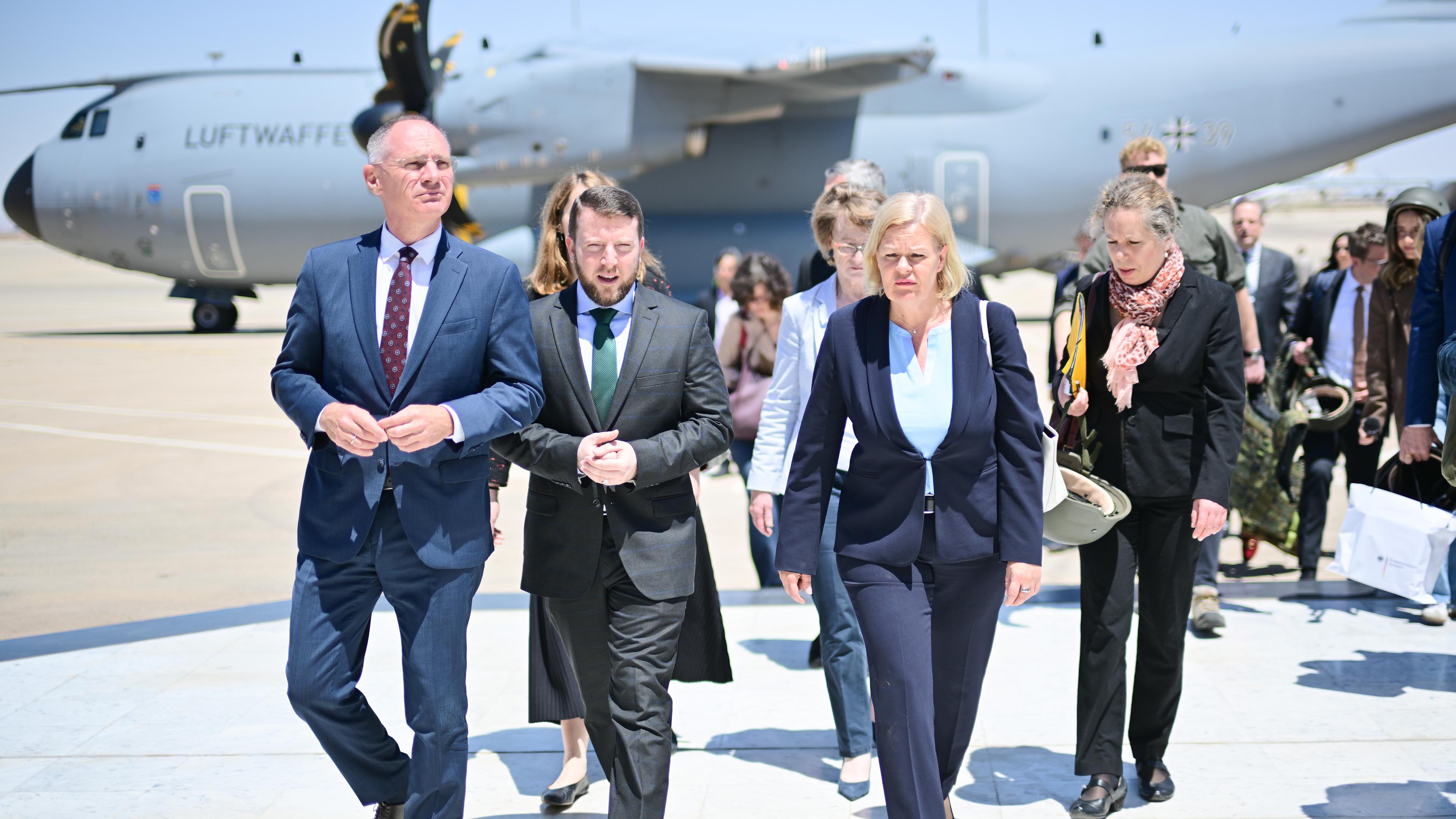 Nancy Faeser und Gerhard Karner werden in Syrien am Flughafen von Yasser Al-Jundi empfangen