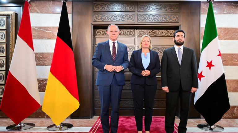 Gerhard Karner, Bundesminister für Inneres der Republik Österreich; Nancy Faeser; Anas Chattab, Innenminister von Syrien stehen nebeneinander vor den Flaggen der jeweiligen Länder.