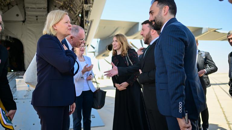Bundesinnenministerin Nancy Faeser und ihr österreichischer Amtskollege Gerhard Karner werden auf dem Flughafen in Damaskus von Yasser Al-Jundi, stellvertretender Außenminister von Syrien, begrüßt.