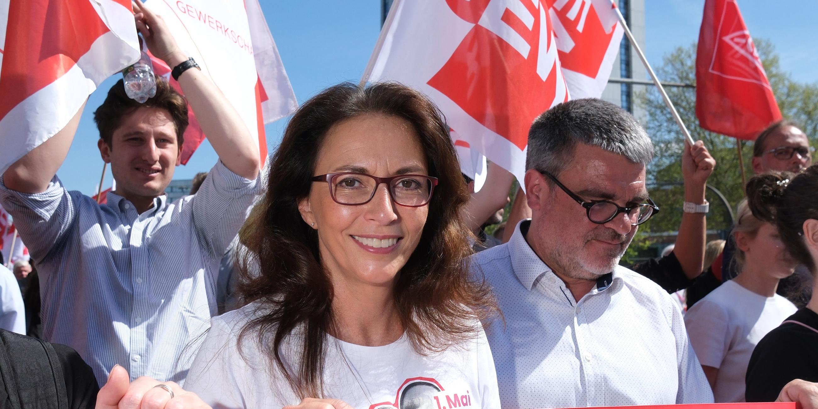 Yasmin Fahimi, Vorsitzende des Deutschen Gewerkschaftsbundes (DGB), bei einer Versammlung im Stadtzentrum.