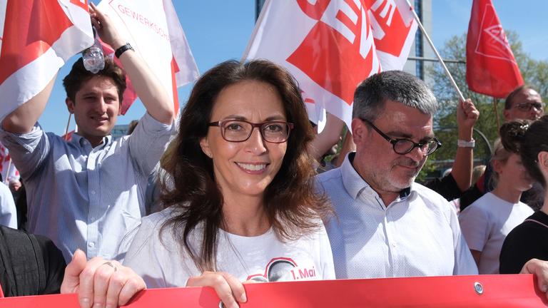 Yasmin Fahimi, Vorsitzende des Deutschen Gewerkschaftsbundes (DGB), bei einer Versammlung im Stadtzentrum.