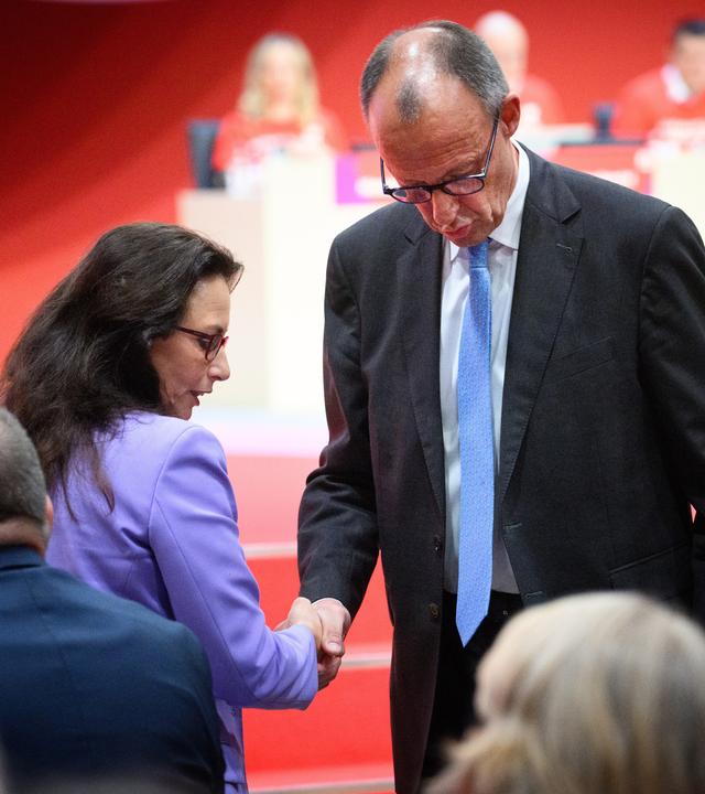 Yasmin Fahimi, Vorsitzende des Deutschen Gewerkschaftsbundes, gibt Bundeskanzler Friedrich Merz (CDU) die Hand.