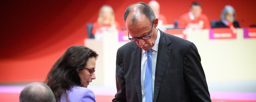 Yasmin Fahimi, Vorsitzende des Deutschen Gewerkschaftsbundes, gibt Bundeskanzler Friedrich Merz (CDU) die Hand.