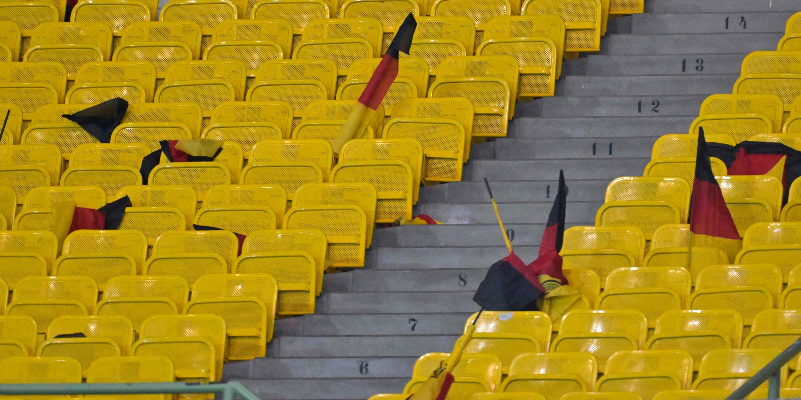 21.11.2023, Fußball-Länderspiel Österreich - Deutschland. Im Ernst-Happel-Stadion habe deutsche Fans ihre Fahnen zurückgelassen.