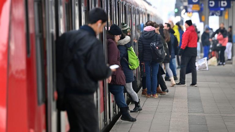 Fahrgäste beim Ein- und Aussteigen aus einem Zug der S-Bahn