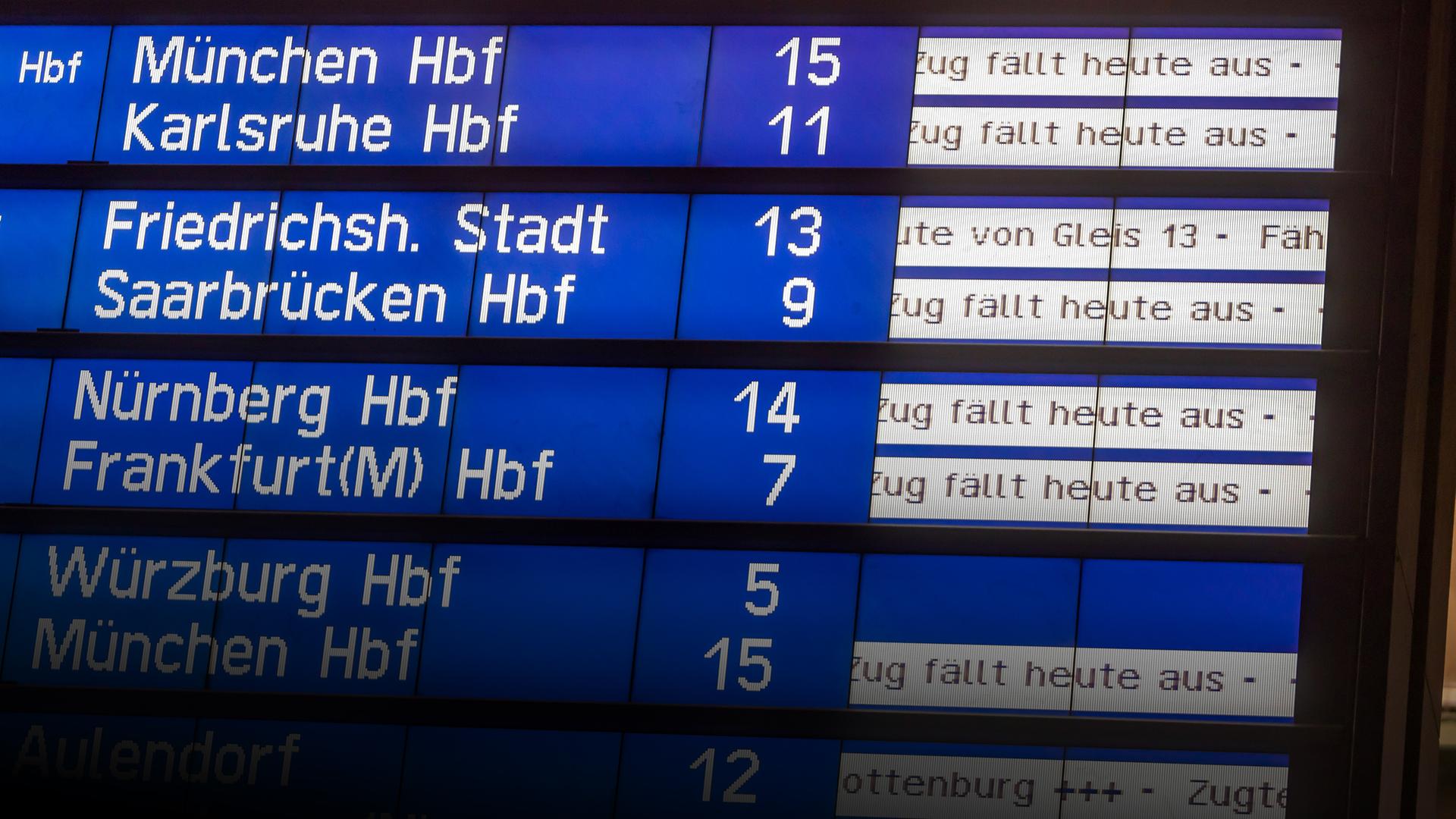 Anzeigetafel der Bahn mit Zugausfällen