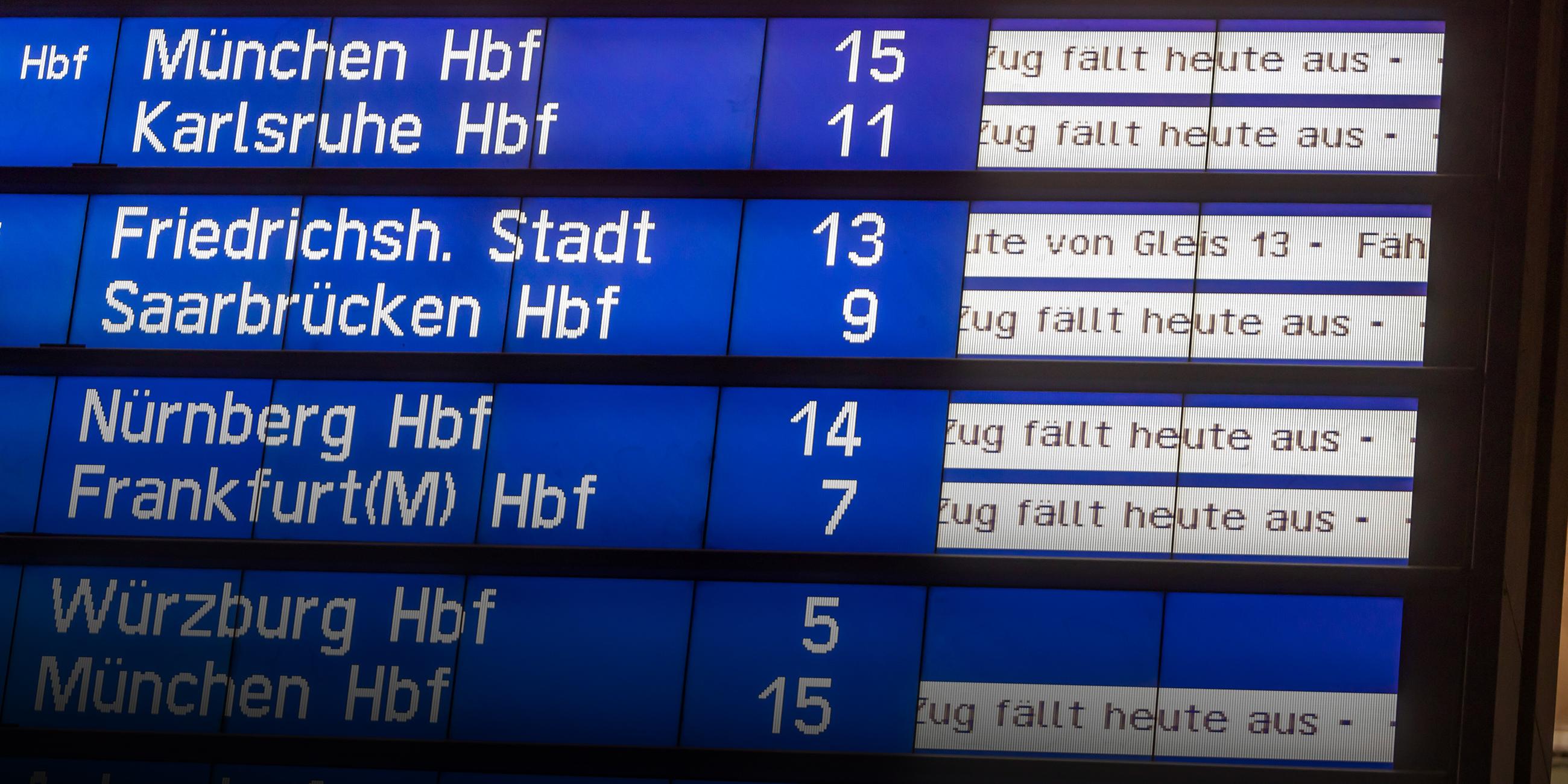 Anzeigetafel der Bahn mit Zugausfällen