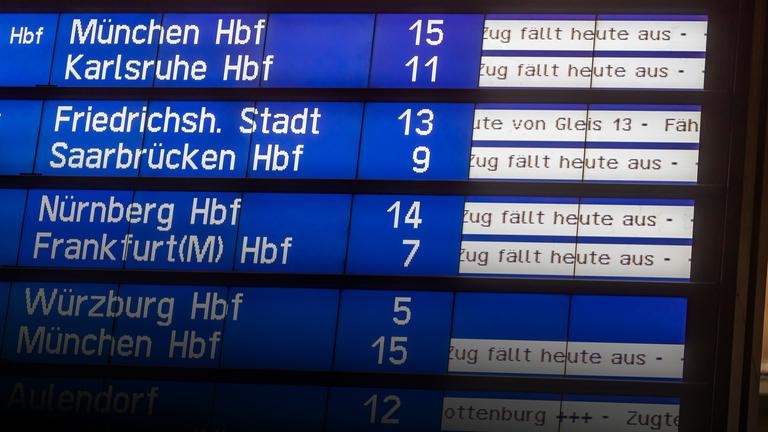 Anzeigetafel der Bahn mit Zugausfällen