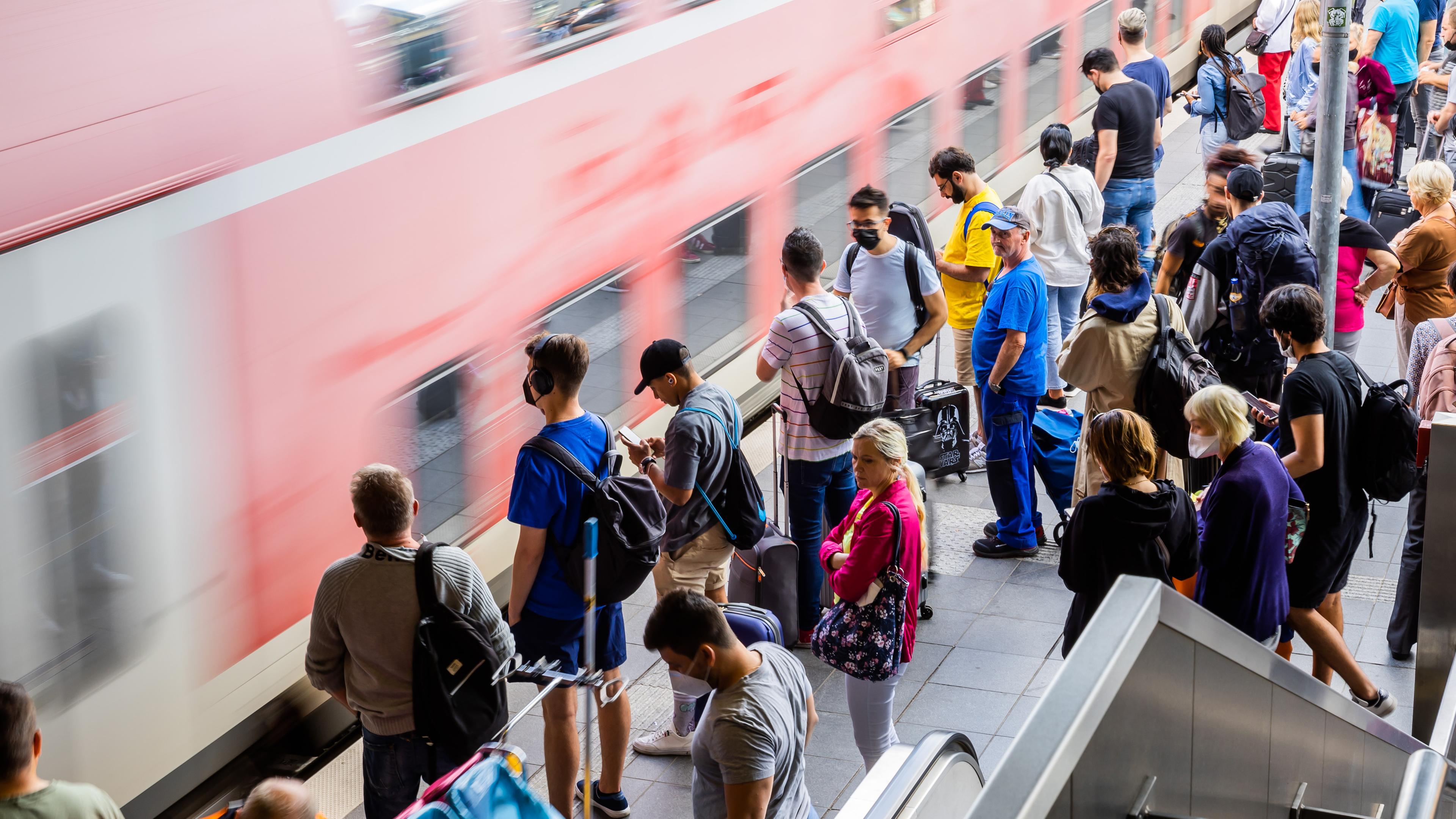Archiv: Fahrgäste steht am Berliner Bahnhof Ostkreuz am Bahnsteig