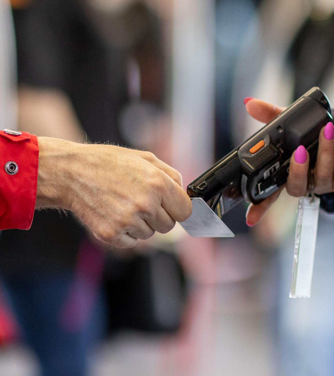 Bayern, Nürnberg: Eine Fahrkartenkontrolleurin (r) kontrolliert mit einem elektronischen Lesegerät in der Nürnberger U-Bahn den Fahrschein eines Fahrgastes. Archivbild