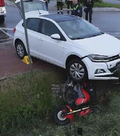 Ein Auto klemmt zwischen zwei Pfosten, davor liegt ein umgefahrenes Motorrad