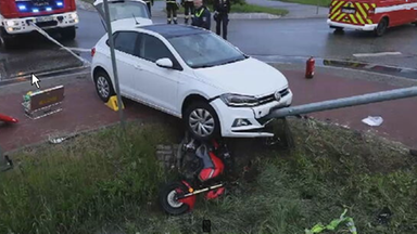 Ein Auto klemmt zwischen zwei Pfosten, davor liegt ein umgefahrenes Motorrad
