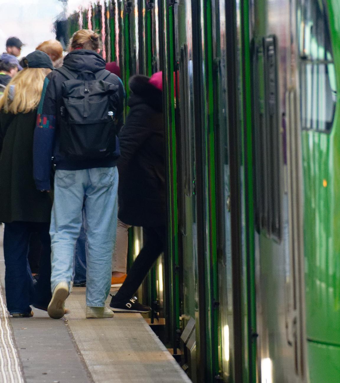 Nordrhein-Westfalen, Essen: Reisende steigen im Hauptbahnhof aus und in eine S-Bahn.