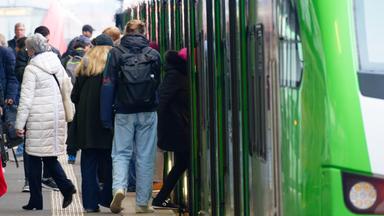 Nordrhein-Westfalen, Essen: Reisende steigen im Hauptbahnhof aus und in eine S-Bahn.