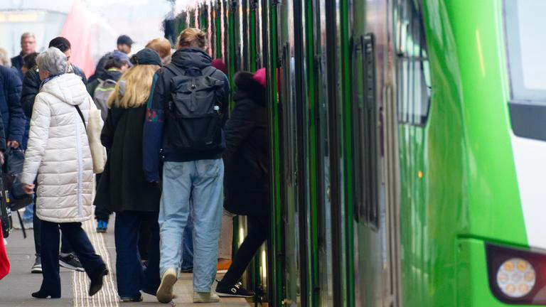 Nordrhein-Westfalen, Essen: Reisende steigen im Hauptbahnhof aus und in eine S-Bahn.