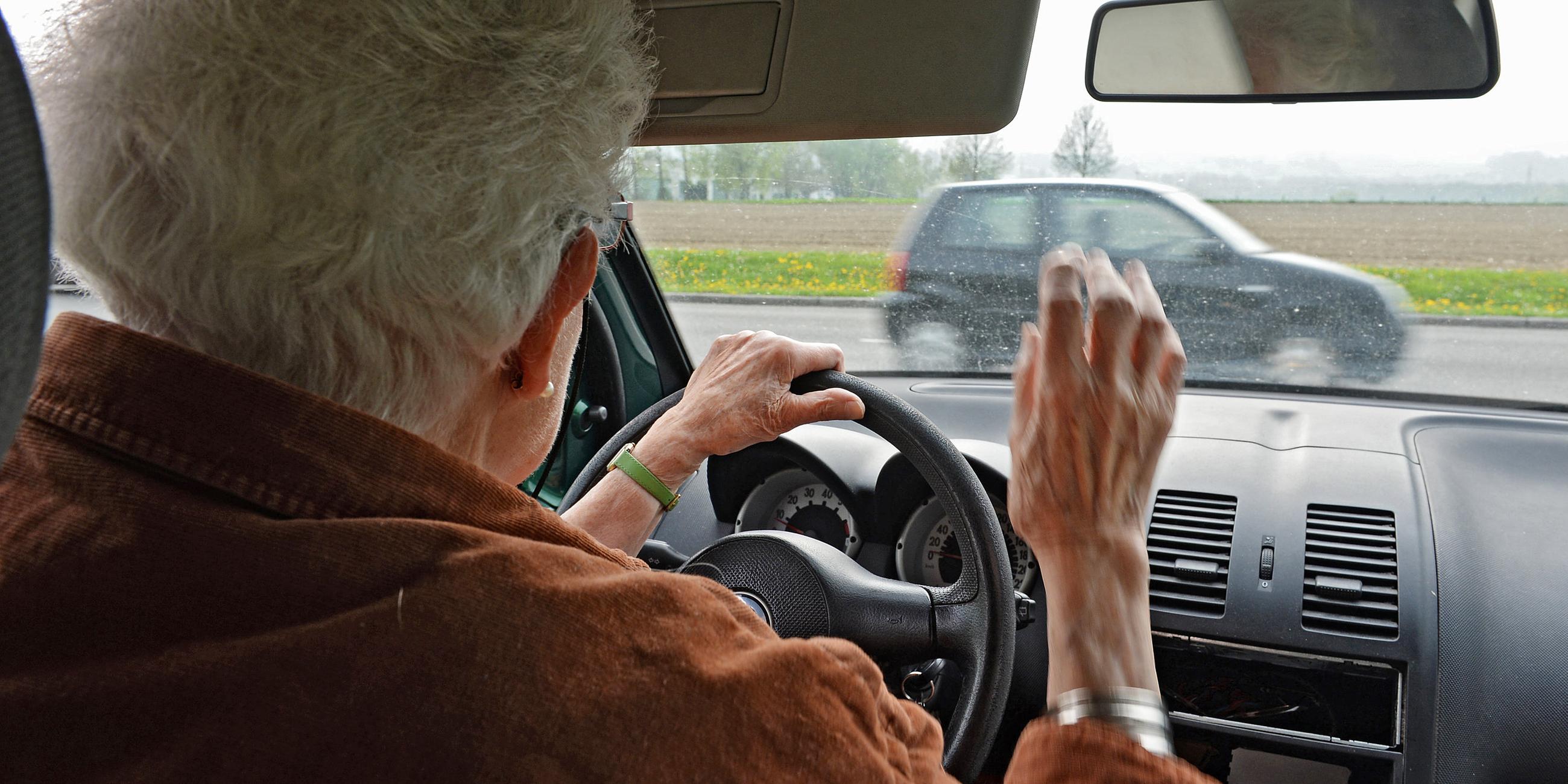 Archiv: Eine 84-jährige Frau sitzt am 30.04.2013 in Weingarten (Landkreis Ravensburg) am Steuer ihres Kleinwagens
