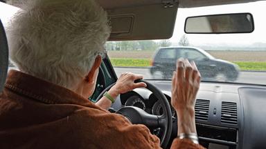 Archiv: Eine 84-jährige Frau sitzt am 30.04.2013 in Weingarten (Landkreis Ravensburg) am Steuer ihres Kleinwagens