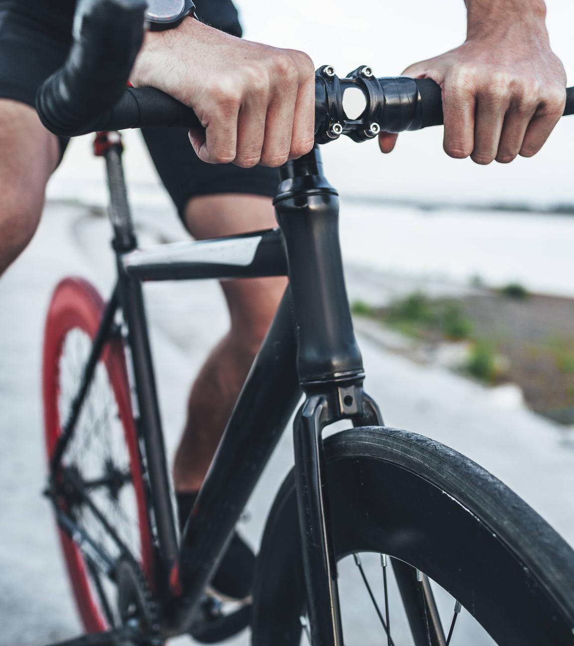 Hände eines Mannes auf einem Fahrradlenker