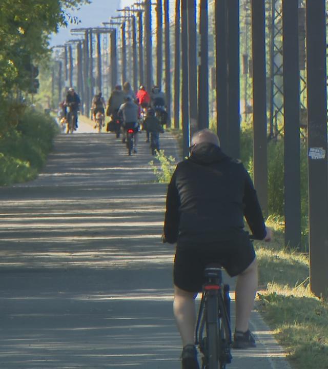 Fahrradfahrer auf Fahrradstrecke