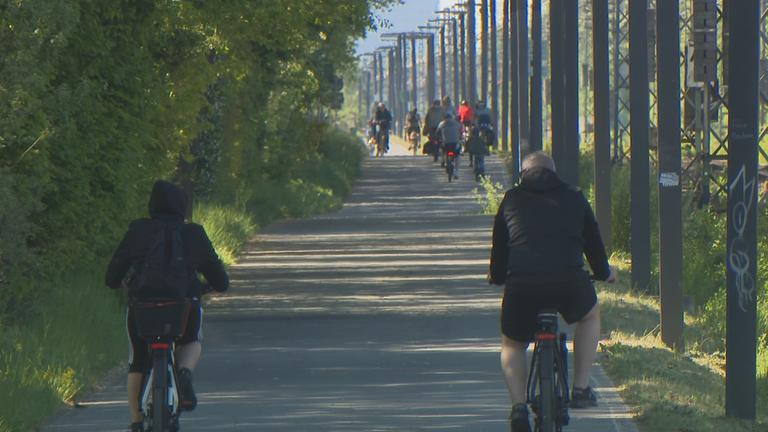 Fahrradfahrer auf Fahrradstrecke