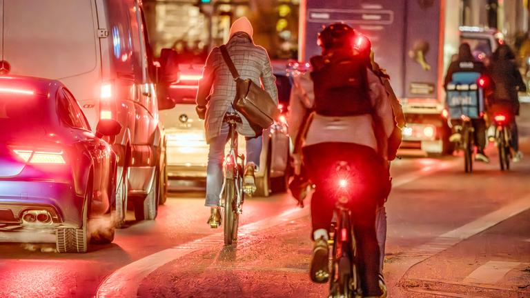 Rücklichter von Fahrradfahrern im Straßenverkehr bei Dunkelheit
